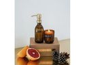 Wellmark Discovery dozownik na mydło do rąk o pojemności 200 ml i zestaw świec zapachowych 150 g - o zapachu bambusa , amber heather